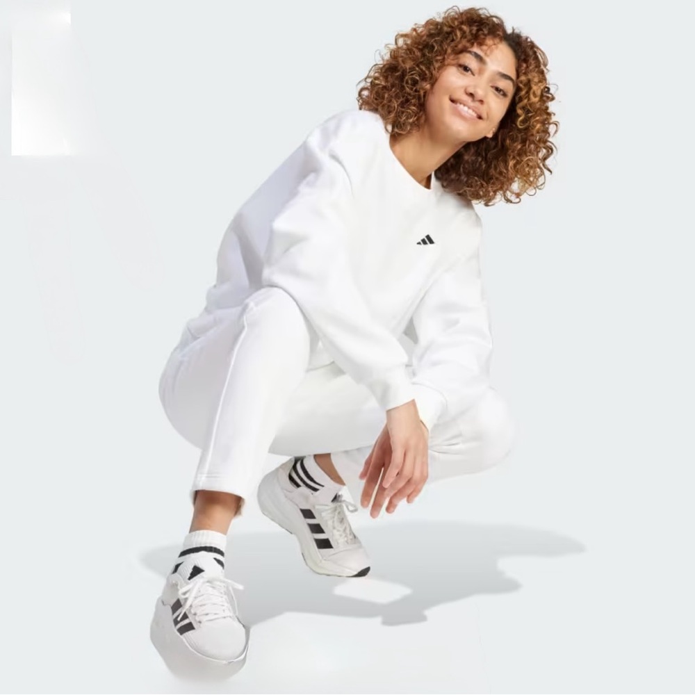 Adidas White ESSENTIALS SMALL LOGO
FEEL COZY SWEATSHIRT XS women New with tags